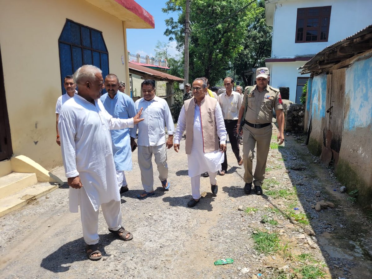 NirmalSinghBJP's tweet photo. आज #Basohli के #Mahanpur मंडल में लोगों से भेंट कर उन के दुख सुख में सिम्मलित हुआ। मेरे साथ DDC सदस्य तेजेंद्र गोल्डी, सोनू गुप्ता जिला महान मंत्री, धर्म चंद, प्रमोद सिंह, शाम सिंह, पारस राम ठियाल व अन्य कार्यकर्ताओं ने भी भाग लिया। https://t.co/qI90ZcAYMl