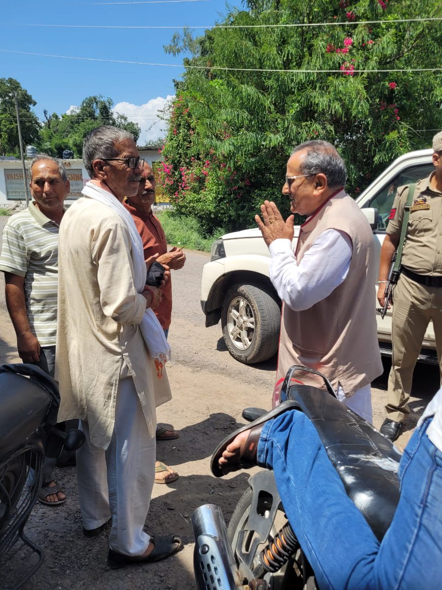 NirmalSinghBJP's tweet photo. आज #Basohli के #Mahanpur मंडल में लोगों से भेंट कर उन के दुख सुख में सिम्मलित हुआ। मेरे साथ DDC सदस्य तेजेंद्र गोल्डी, सोनू गुप्ता जिला महान मंत्री, धर्म चंद, प्रमोद सिंह, शाम सिंह, पारस राम ठियाल व अन्य कार्यकर्ताओं ने भी भाग लिया। https://t.co/qI90ZcAYMl