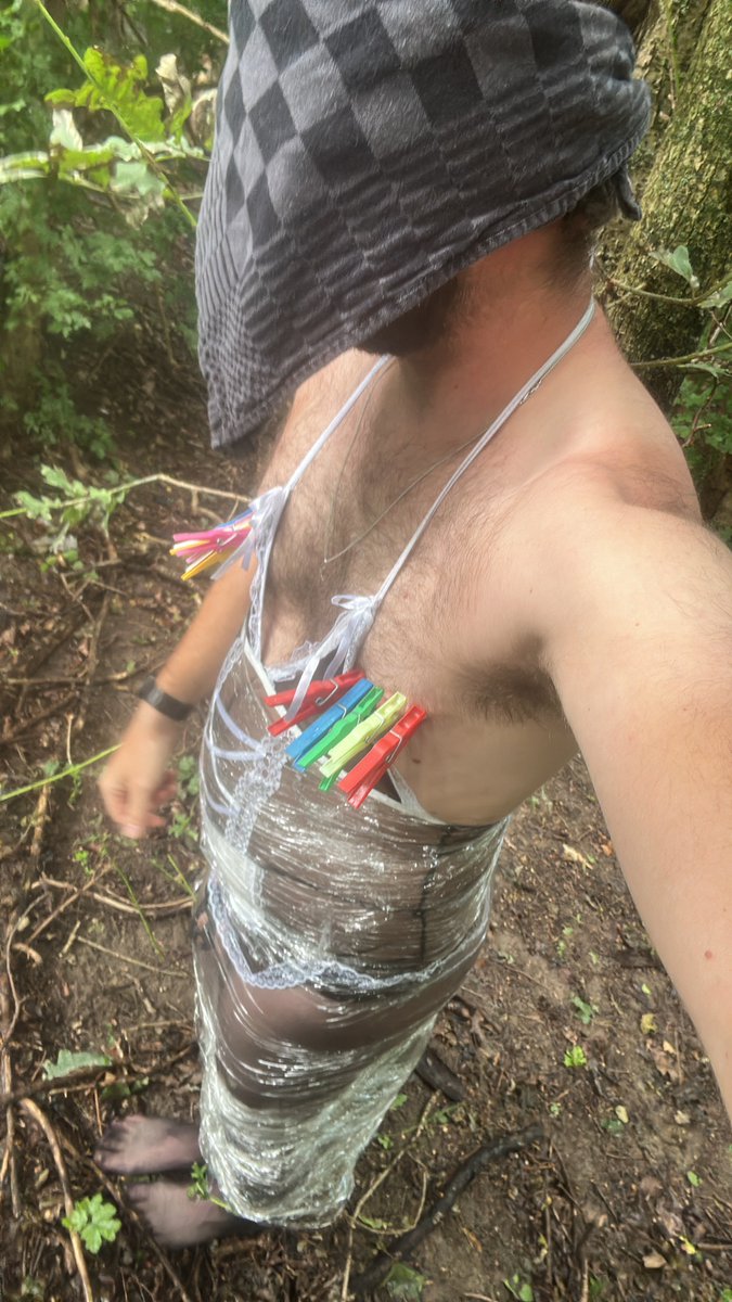 submissive1992's tweet photo. Het was even goed weer om even snel buiten te spelen… waren veel mensen in de buurt dus heel spannend #mummification #saranwrap #bondage #slave #nippleclamps https://t.co/7Pd9KzUtoN