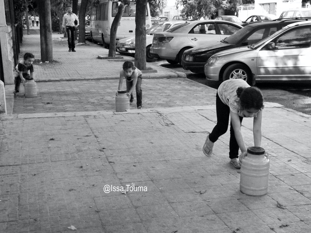 ثلاث اخوات ينقلن الماء من الكنيسة كل يوم خلال فترة حصار حلب الغربية 
  Three sisters carry water from the church every day during the siege of western Aleppo 2013