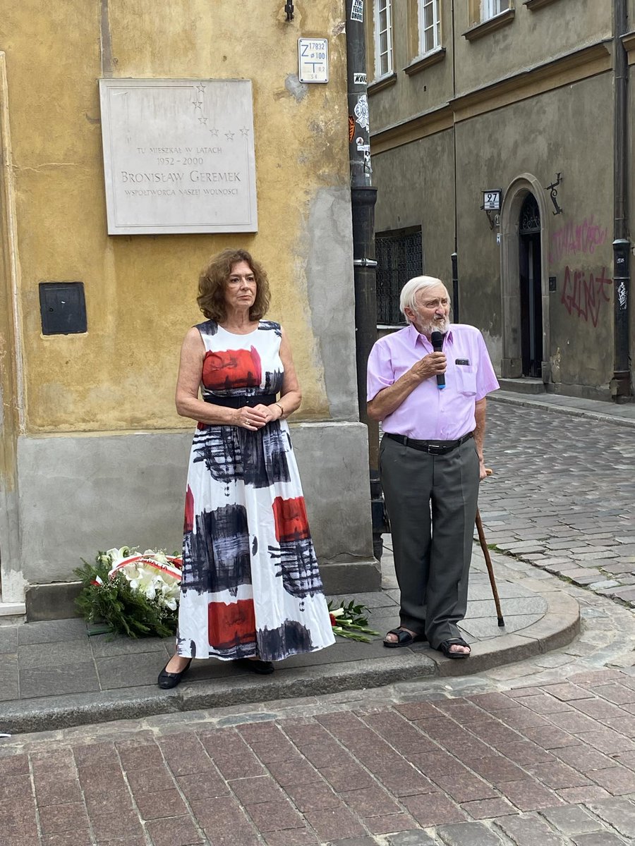 16 rocznica śmierci prof. Bronisława Geremka. Jak co roku, złożyliśmy kwiaty na grobie na Cmentarzu Wojskowym na Powązkach oraz spotkaliśmy się w pod domem Profesora.
<a href="/UniaEuroDem/">Unia Europejskich Demokratów</a> <a href="/GeremekCenter/">Fundacja Geremka / The Geremek Foundation</a>
