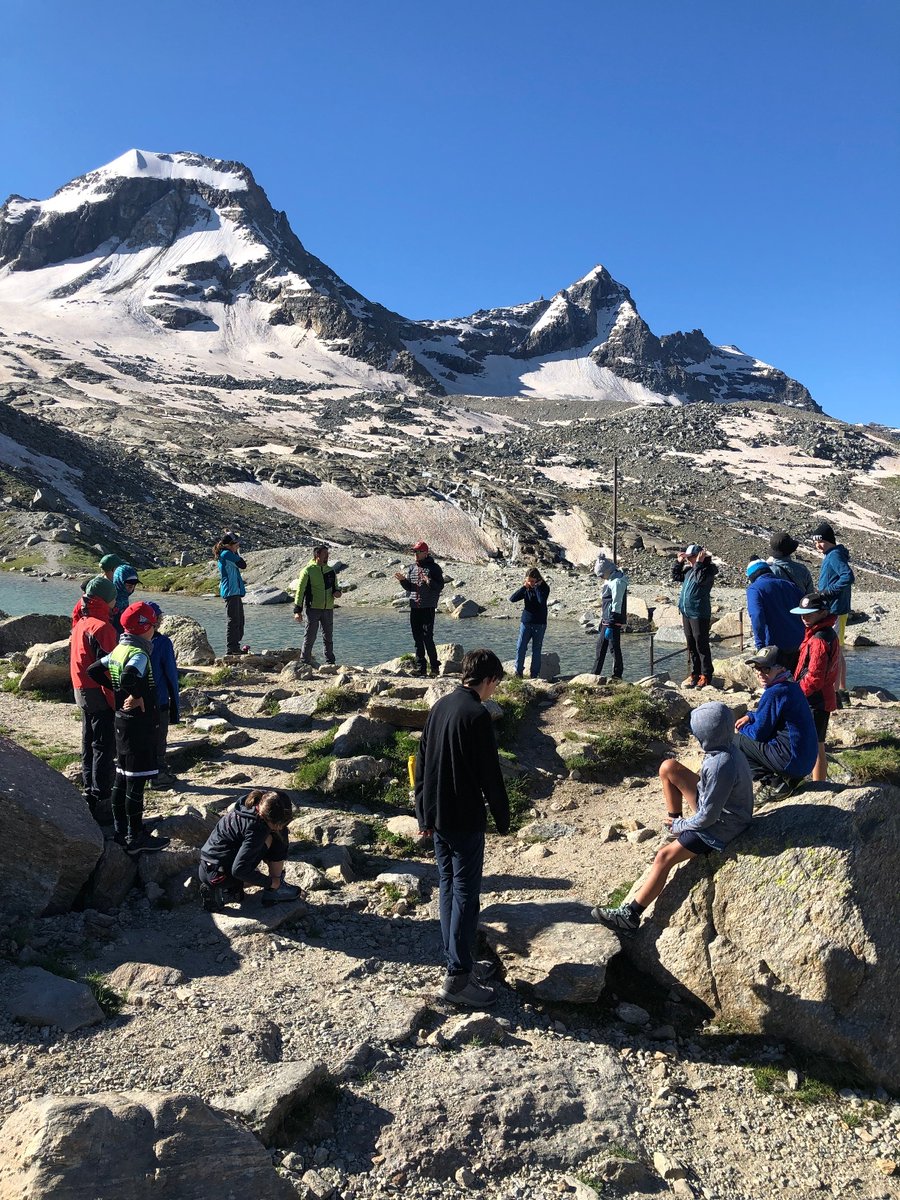Giroparchi's tweet photo. #GiroparchiNatureTrail Day 4.
After seeing the 🚁 helicopter bringing supplies to the refuge, we started our day walking towards Rifugio Chabod and then got back to the camping. 

Today’s theme was 🐰 "life on Earth": we took the chance to speak about our local flora and fauna. https://t.co/dA6gSI91Wg