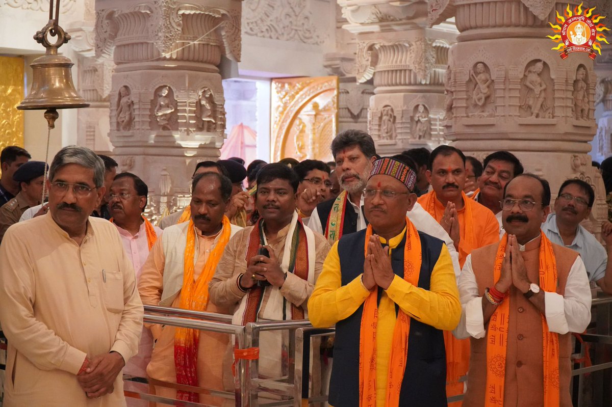 airnewsalerts's tweet photo. #Chhattisgarh Chief Minister Vishnu Deo Sai, along with his cabinet colleagues, reached #Ayodhya and had darshan of Lord Shri Ram.

The Chief Minister had taken with him sweet berries and water from the holy place of Mata Shabari located at Shivrinarayan in Chhattisgarh for Lord Shri Ram.

Sai also offered Chhattisgarh's Vishnu Bhog rice, custard apple and specially prepared sweets to Lord Shri Ram.