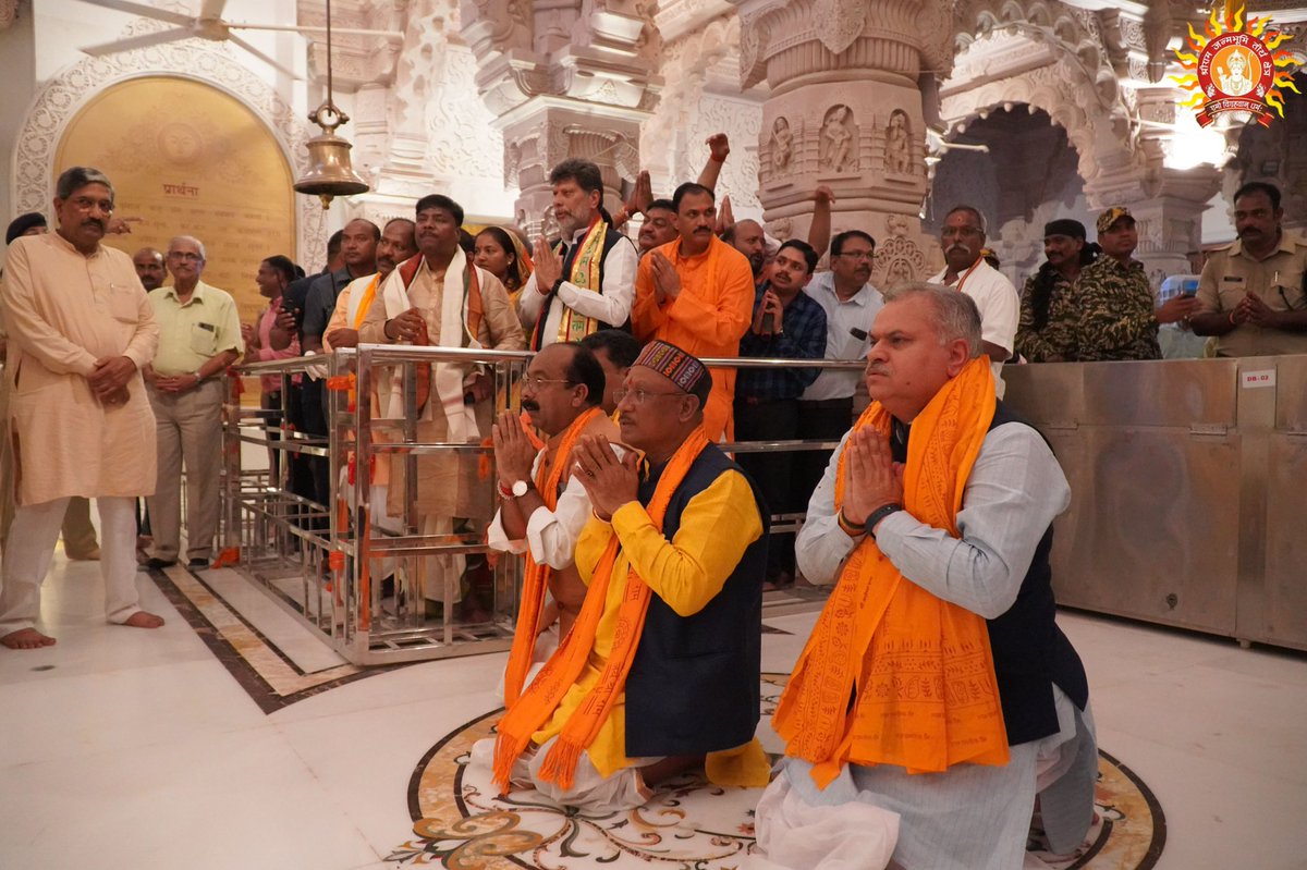 airnewsalerts's tweet photo. #Chhattisgarh Chief Minister Vishnu Deo Sai, along with his cabinet colleagues, reached #Ayodhya and had darshan of Lord Shri Ram.

The Chief Minister had taken with him sweet berries and water from the holy place of Mata Shabari located at Shivrinarayan in Chhattisgarh for Lord Shri Ram.

Sai also offered Chhattisgarh's Vishnu Bhog rice, custard apple and specially prepared sweets to Lord Shri Ram.