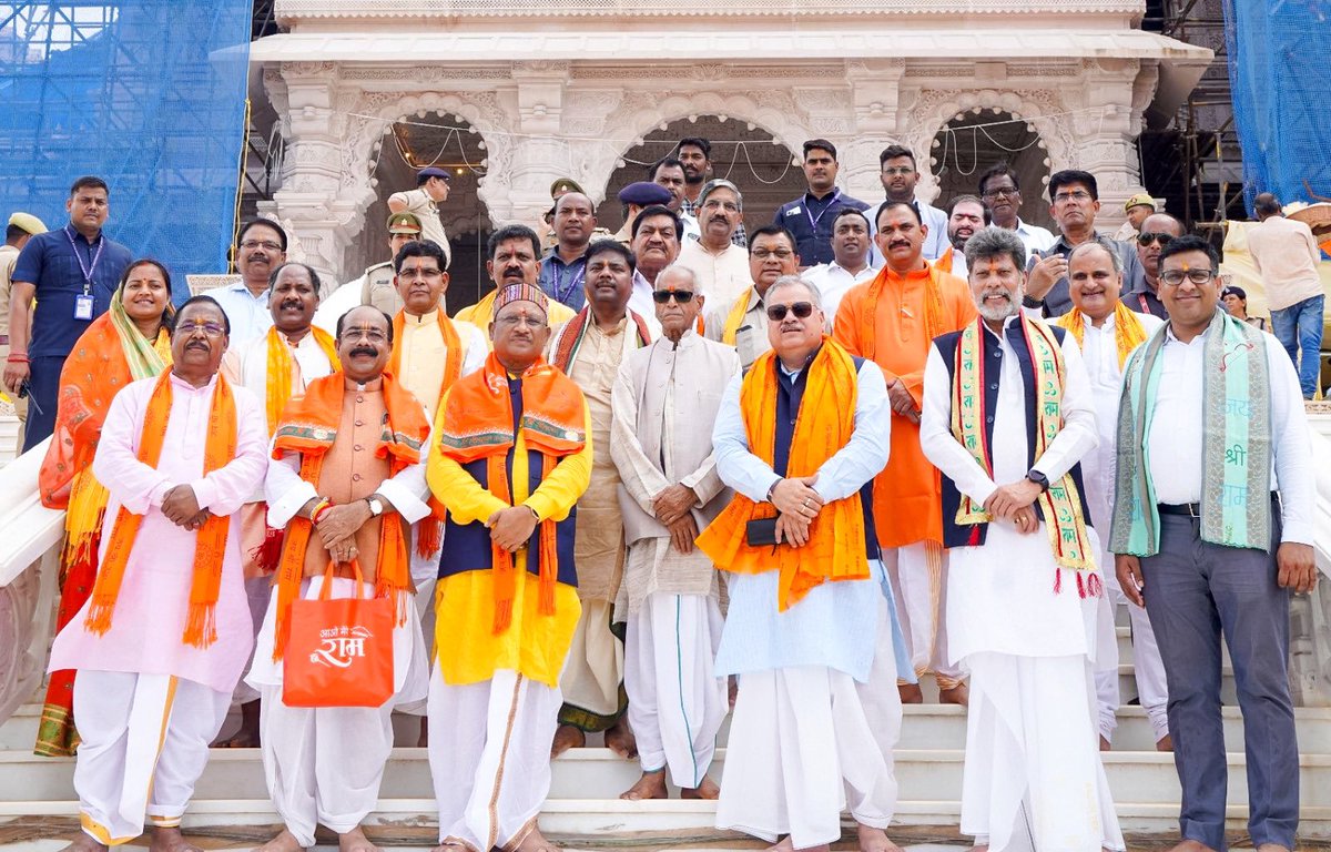 airnewsalerts's tweet photo. #Chhattisgarh Chief Minister Vishnu Deo Sai, along with his cabinet colleagues, reached #Ayodhya and had darshan of Lord Shri Ram.

The Chief Minister had taken with him sweet berries and water from the holy place of Mata Shabari located at Shivrinarayan in Chhattisgarh for Lord Shri Ram.

Sai also offered Chhattisgarh's Vishnu Bhog rice, custard apple and specially prepared sweets to Lord Shri Ram.