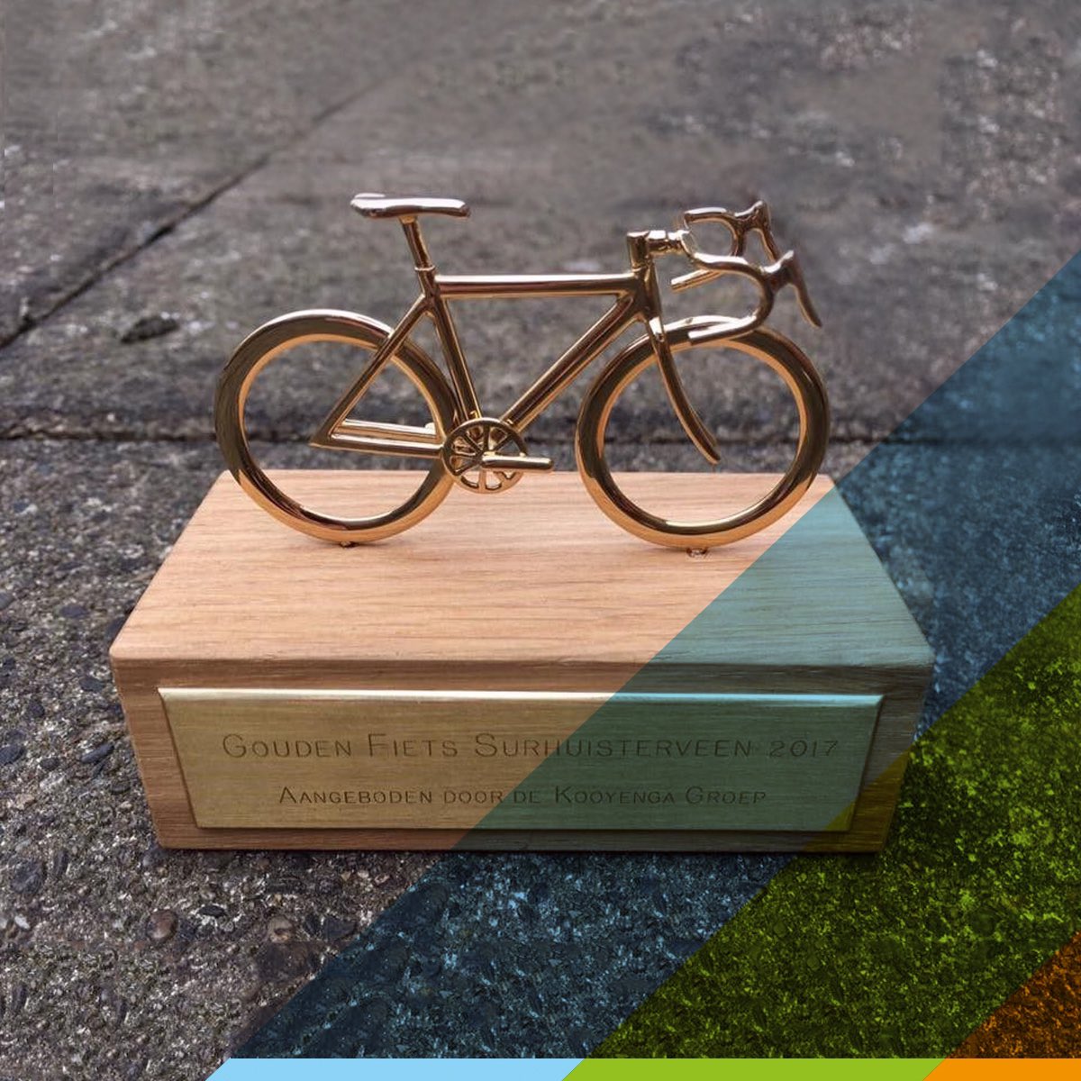 Wielercomite's tweet image. STRIJDEN OM DE EER &amp;amp; DE GOUDEN FIETS! 🚲🤩
Ieder jaar strijden de profrenners in de Profronde om de eer én het winnen van de Gouden Fiets. Een handgemaakt gouden kleinood. Elk jaar gemaakt door de Dokkumer juwelier Wytse Piersma.😍

#profrondesurhuisterveen #profonde