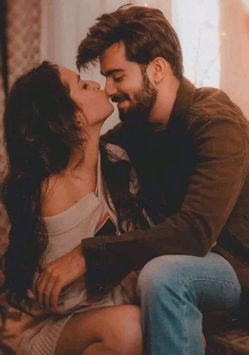 لاتسألي تلك الورود لمن سأهديها
أو حرف خاطرتي هل كان يعنيها

أو كان يعزفــــــها لحـــن بأوتاري 
أم كـــل أوتــاري كانـت تغنيـــــها

تصحـو العصافيــــر صبحًا بزقزةٍ
والقلب يغفــــو دومـًا بشاديــــها

لاتسألي صحـفي من خطها شغفًا
أو تسألي لغتي هل كانت معانيها

كل القوافــي في