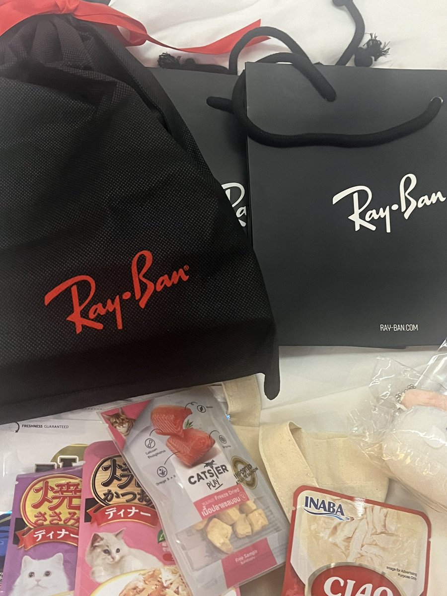 Shen_Xi_shen's tweet photo. 💙HAPPY BIRTHDAY FOR VIEW💙

I bought too many gifts for VIEW.
Ray Ban sunglasses, t-shirts and socks from Japanese select stores, t-shirts from Thai brands, the food for your sweet cats, collars, face masks, Japanese snacks and salmon sushi🍣💙
I hope these gifts be useful in your life.
Wishing you happiness and progress always💫💫

Please wear your sunglasses on Tiktok Live😎

あれもこれもって思ったら、めちゃくちゃ買ってた。受け取ってくれてありがとう‼️VIEWの生活が豊かになりますように💫💫Arigatouna💙

คุณให้ความเมตตาและพลังงานแก่ฉันเสมอ. จะคอยสนับสนุนต่อไปครับ💙🌈

#Playboyytheseries #เล่นจนเป็นเรื่อง

#HBDBoatViewChillDay #vthanathorn #THANATHORNBUNS