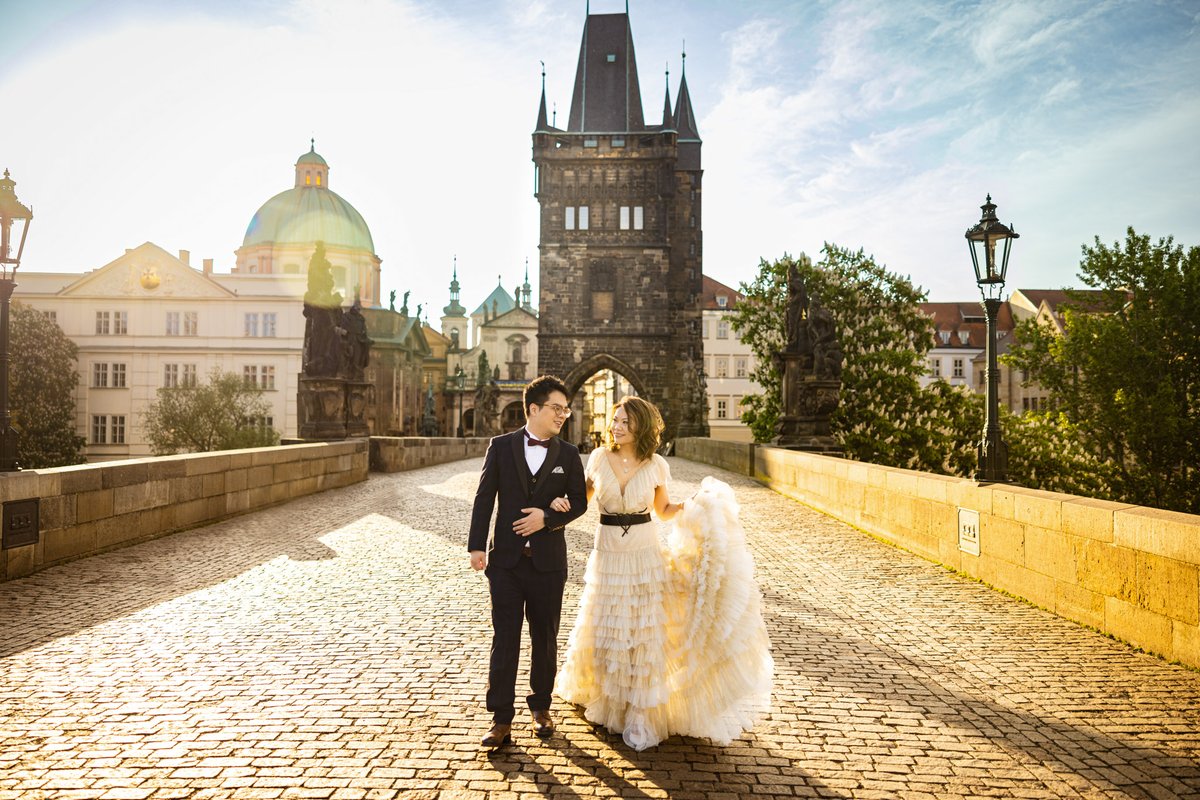 valostudio's tweet photo. Had a dreamy morning walk on Charles Bridge in Prague with the sweetest couple! 🌅💖✨
MakeUp @jennie_makeup https://t.co/2RNbNmBfj5