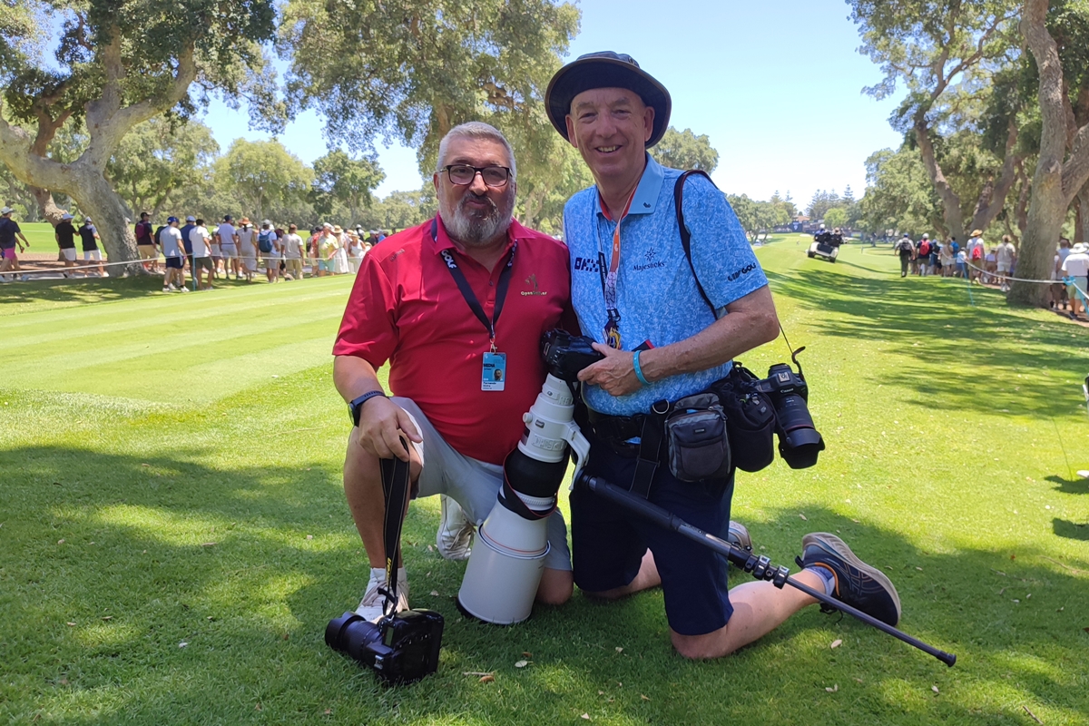 FMolinaOG's tweet photo. Hoy he tenido el grandísimo placer de estar con el MAESTRO @Cannonball63, el mejor fotógrafo del mundo del #Golf. Autor d algunos d los momentos más destacados de nuestro deporte entre los que se incluye la icónica celebración del puño n alto de Seve Ballesteros n el Open de 1984 https://t.co/zntQygDwQ1