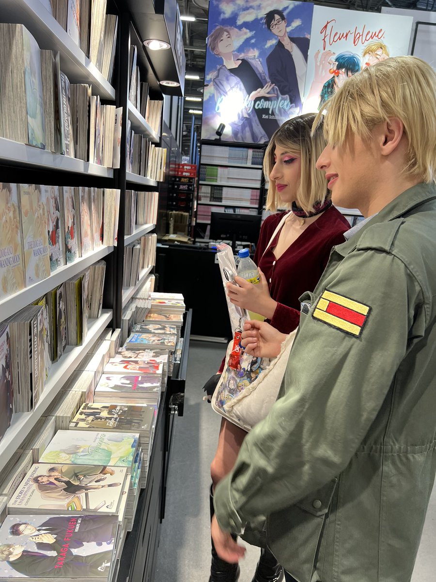 Ya0i_g00n's tweet photo. Wtf are Maria and James doing in the yaoi aisle  ??!!! https://t.co/rQB74OQWgC