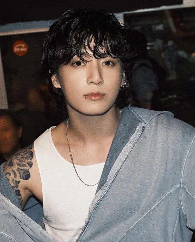 SICKTEAR7's tweet image. BIGGEST DEBUT SONG OF ALL TIME AKA SEVEN by #JUNGKOOKβs incredible achievements in only 1 year a thread ;