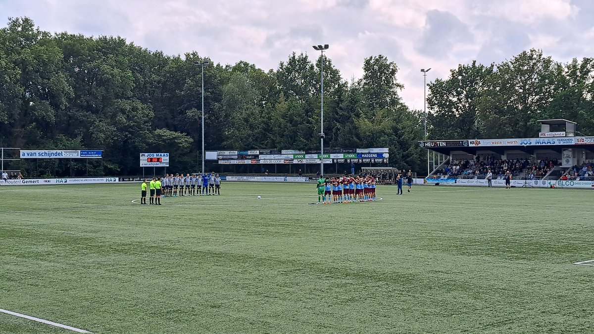 Een indrukwekkende minuut stilte ter nagedachtenis aan Jochem van Asseldonk voor aanvang van <a href="/vvgemert/">vv Gemert</a> - <a href="/HelmondSport/">Helmond Sport</a>.