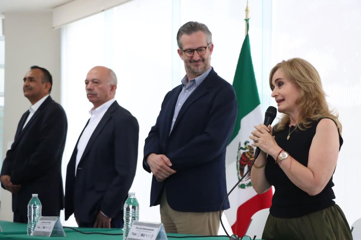 CECyTECoahuila's tweet photo. El día de ayer en representación del Gobernador Manolo Jiménez Salinas, el Secretario Oscar Pimentel, acompañó al  Secretario de Educación, Emanuel Garza Fishburn  a la presentación de la Lic. Lucia Azucena Ramos Ramos, como Directora General de nuestro subsistema.

Durante la presentación el Secretario de Gobierno y el Secretario de Educación aprovecharon para dar un agradecimiento al Ing. Indalecio Medina por su administración como Director General y le desearon éxito en sus nuevas encomiendas.

De la misma manera, ambos Secretarios resaltaron la acertada decisión del Gobernador al otorgar nombramiento a la Lic. Azucena Ramos reconociendo que será sin duda, una etapa llena de logros para el Colegio bajo su liderazgo.

Directores de Área, Directivos de planteles y personal de Dirección General se dieron cita en el evento para dar la bienvenida a nuestra nueva Directora General. ¡Enhorabuena y mucho éxito!

@GobDeCoahuila 
@manolojim 
@oscarpime 
@EmanuelGarzaF 
@luciaazucena 
@ccecyte 

#CoahuilaPaDelante #APasosDeGigante