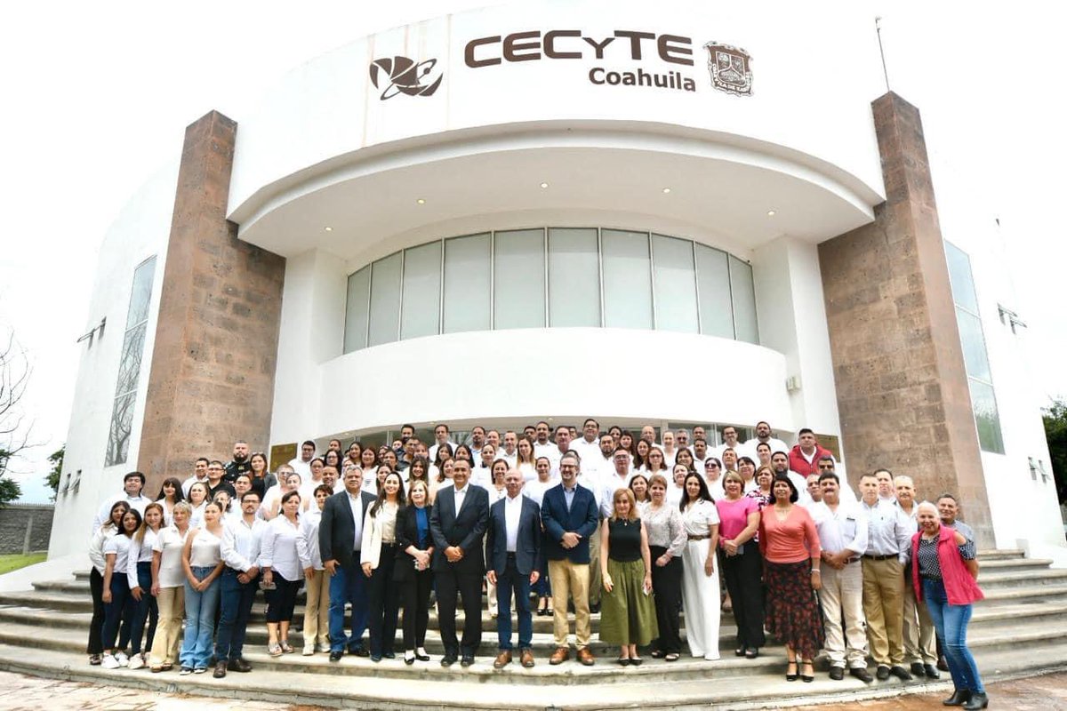 CECyTECoahuila's tweet photo. El día de ayer en representación del Gobernador Manolo Jiménez Salinas, el Secretario Oscar Pimentel, acompañó al  Secretario de Educación, Emanuel Garza Fishburn  a la presentación de la Lic. Lucia Azucena Ramos Ramos, como Directora General de nuestro subsistema.

Durante la presentación el Secretario de Gobierno y el Secretario de Educación aprovecharon para dar un agradecimiento al Ing. Indalecio Medina por su administración como Director General y le desearon éxito en sus nuevas encomiendas.

De la misma manera, ambos Secretarios resaltaron la acertada decisión del Gobernador al otorgar nombramiento a la Lic. Azucena Ramos reconociendo que será sin duda, una etapa llena de logros para el Colegio bajo su liderazgo.

Directores de Área, Directivos de planteles y personal de Dirección General se dieron cita en el evento para dar la bienvenida a nuestra nueva Directora General. ¡Enhorabuena y mucho éxito!

@GobDeCoahuila 
@manolojim 
@oscarpime 
@EmanuelGarzaF 
@luciaazucena 
@ccecyte 

#CoahuilaPaDelante #APasosDeGigante