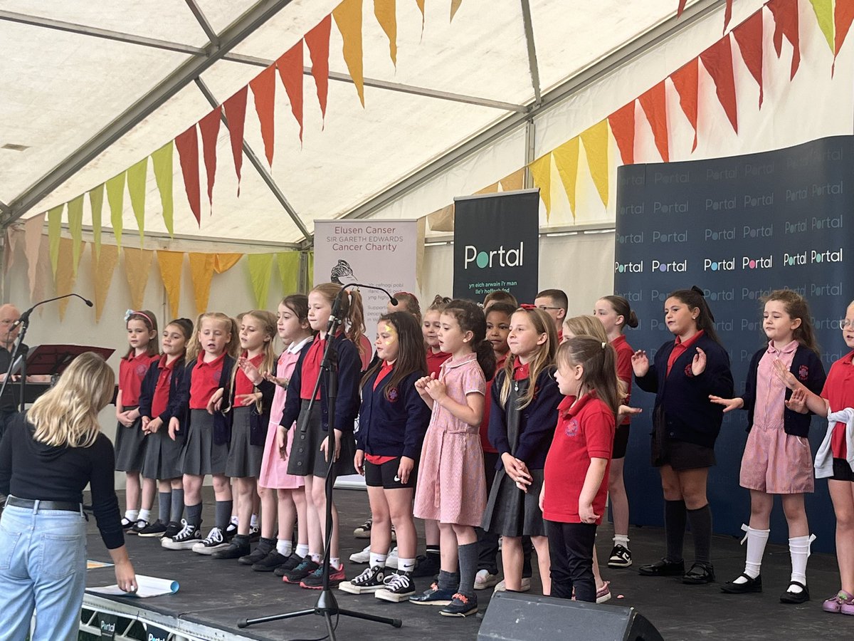Perfformiad arbennig heddiw yn y <a href="/Tafwyl/">Tafwyl</a> 🫶🎵💙❤️ What a fantastic performance by our pupils today at the Tafwyl 👏