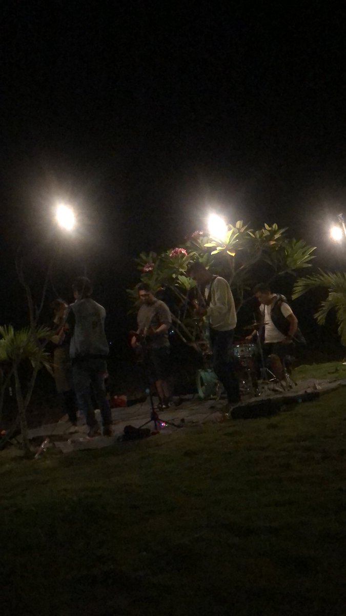 Kukira aku aja yang kerjanya capek, ternyata jadi Linggapun capek. Dari 19.30 sampe 22:00 ga ada break.  Ntapsss (lingga yg bawa gitar)