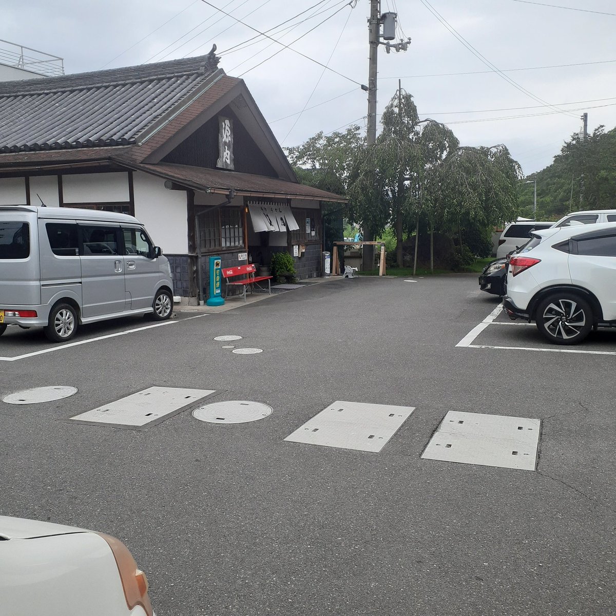 satolruu's tweet photo. @satolruuu #はりや 修行先でもある
東高級人気店 w
#手打うどん源内 です笑っ

更に王様で
#旨味MAX #鍋焼うどん 食です(笑)

#うどん県 一番💪￥1500(爆)

大海老天
に
高級椎茸に 肉は「味付き」
他も数々
【足し算が,えげつない】

昭和の足し算ww

くどい程の
贅沢な 具の盛り立て
引き算 知らずの #源内 www https://t.co/IyD5mmnOkK