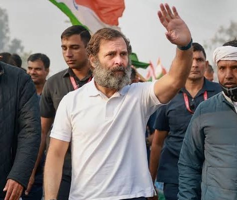 JaikyYadav16's tweet photo. दो शब्द लिखिए इस शेर के लिए। https://t.co/9Ase5ge67Y
