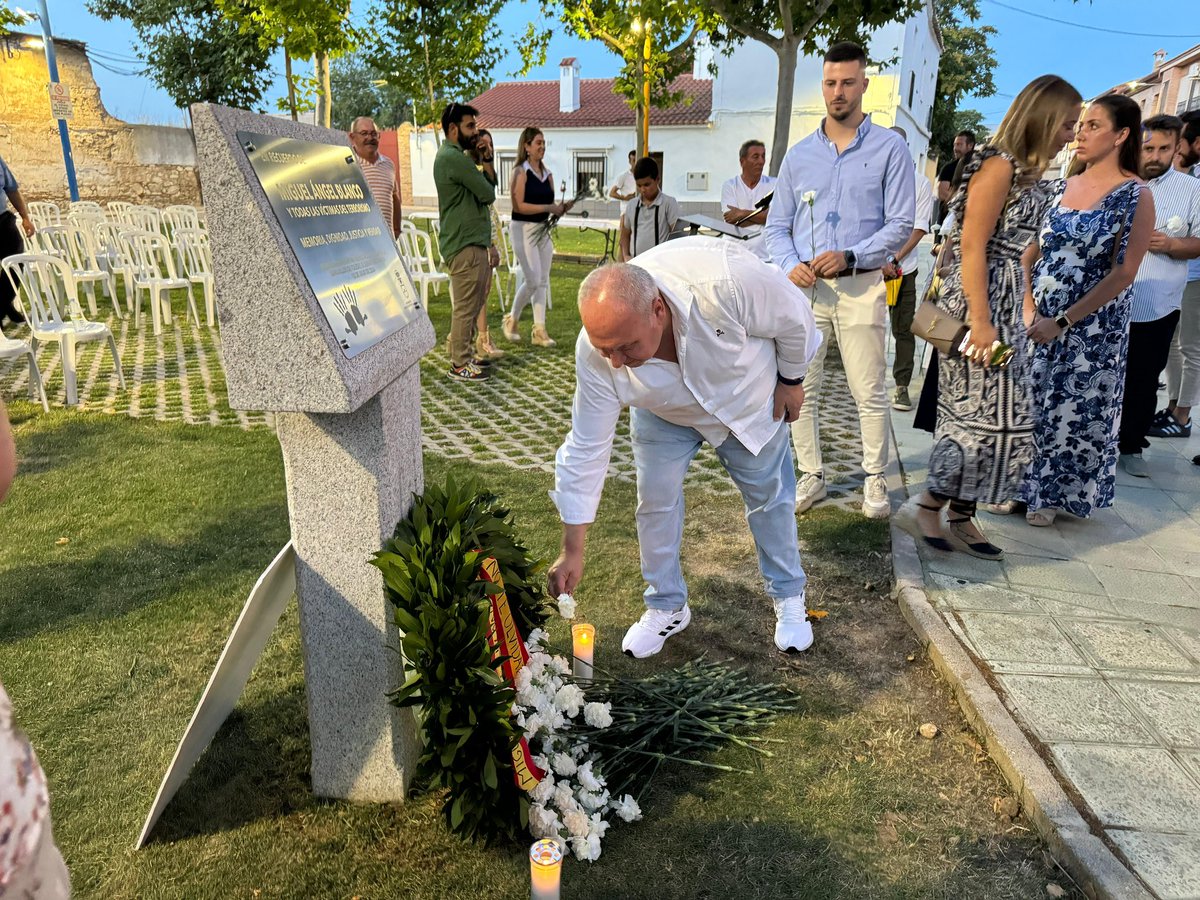 vicentetiradopp's tweet photo. En Burguillos con Sergio su Alcalde y @NoeliaArroyoHer Vicesecretaría @ppopular junto a mis compañeros @GPPopular @nnggtoledo su Pte @RobertoGLaredo celebrando XXVII aniversario asesinato de Miguel Ángel Blanco. Frente al olvido y la impunidad siempre dignidad, memoria, justicia https://t.co/vW3RBUvPEp