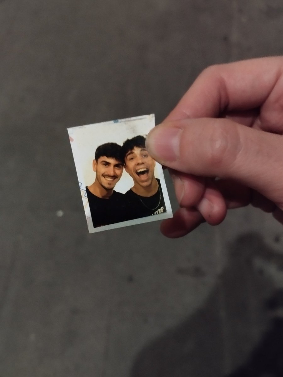 alisfucked's tweet photo. Twitter haz tu magia y encuentra a estos chicos random con pinta d majetes cuya foto apareció en el suelo cerca de la facultad de ciencias de Granada #fotoperdida #granadafoto #ugr #granada #Cotilleos_UGR_ https://t.co/2Mj9mBmG0L