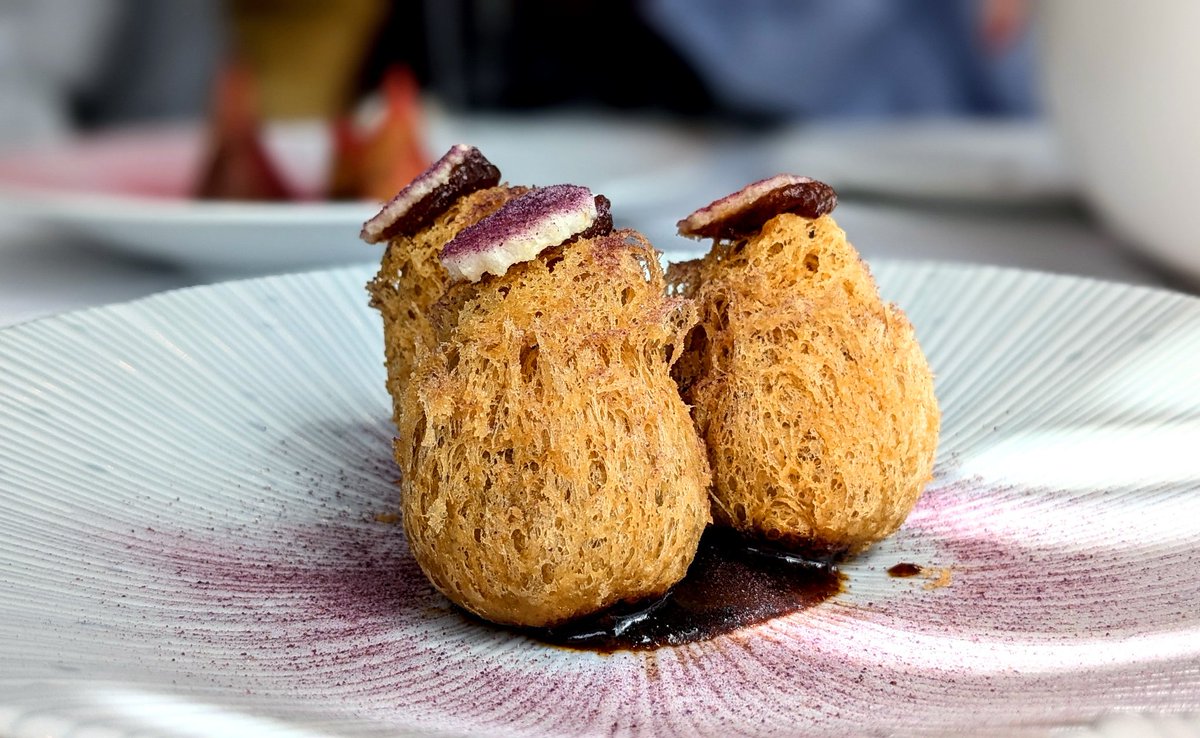 DexteryOlivia's tweet photo. 3 DSum de locura:
"Memories of Peking Duck"; Pato pequinés en tortita con piel de pato y foiegras, trufa/caviar, acojonante!🎉
Dumplings cangrejo real tofu y lemongrass; fino y delicado
Black pepper beef; estructura crujiente rellena de guiso de ternera a la pimienta
#AWONG https://t.co/wyBSlfh762