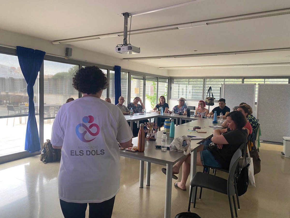 KandyFormadora's tweet photo. 🎉 Avui hem fet la 3a sessió de la nostra "Formació bàsica en acompanyament en el dol i pèrdues".
👏 Ha sigut una formació subvencionada gràcies a @fundlacaixa i @EAPScuidesUIC
❤️ Gràcies per confiar en nosaltres per fer-ho possible!
#Salut #dol #perdua #duelo #humanitzar https://t.co/3ijUIDfdsU