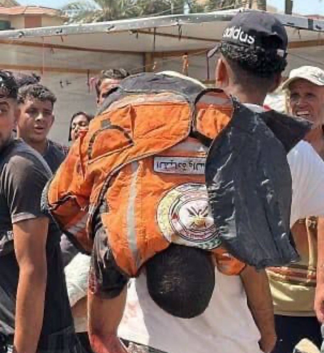 يا اللّه؛ مواطن يقوم بحمل جثة شهيد من الدفاع المدني.

لقد تغيرت الأحوال، صورة ستبقى عالقة في التاريخ 

- ١٣يوليو، مجزرة مواصي خان يونس