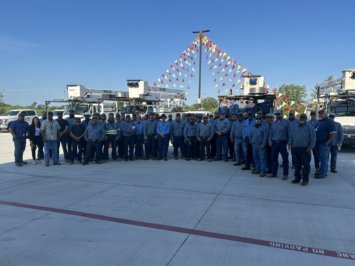 Ron_Nirenberg's tweet photo. Please join me in saying THANK YOU to the 60 @cpsenergy employees and the 23 @SATXPolice officers for assisting the Houston region in the wake of Hurricane #Beryl.

#HoustonStrong #TexansHelpingTexans https://t.co/ieGqQxoKhg