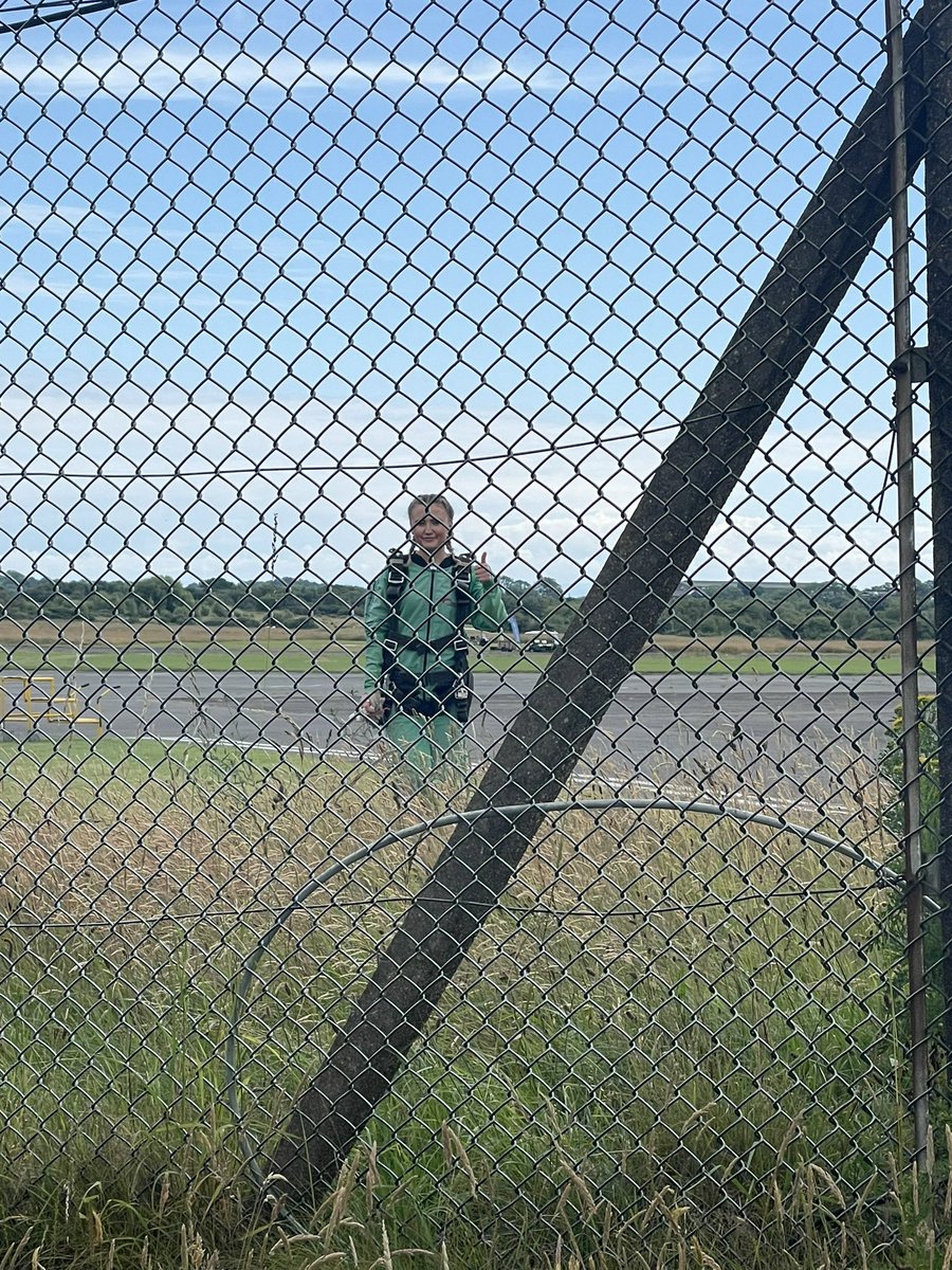 KateLine6's tweet image. What an amazing, unforgettable experience for @LoisGrace19 15000ft skydive 🪂 @GoSkydiveUK today! She smashed it! X