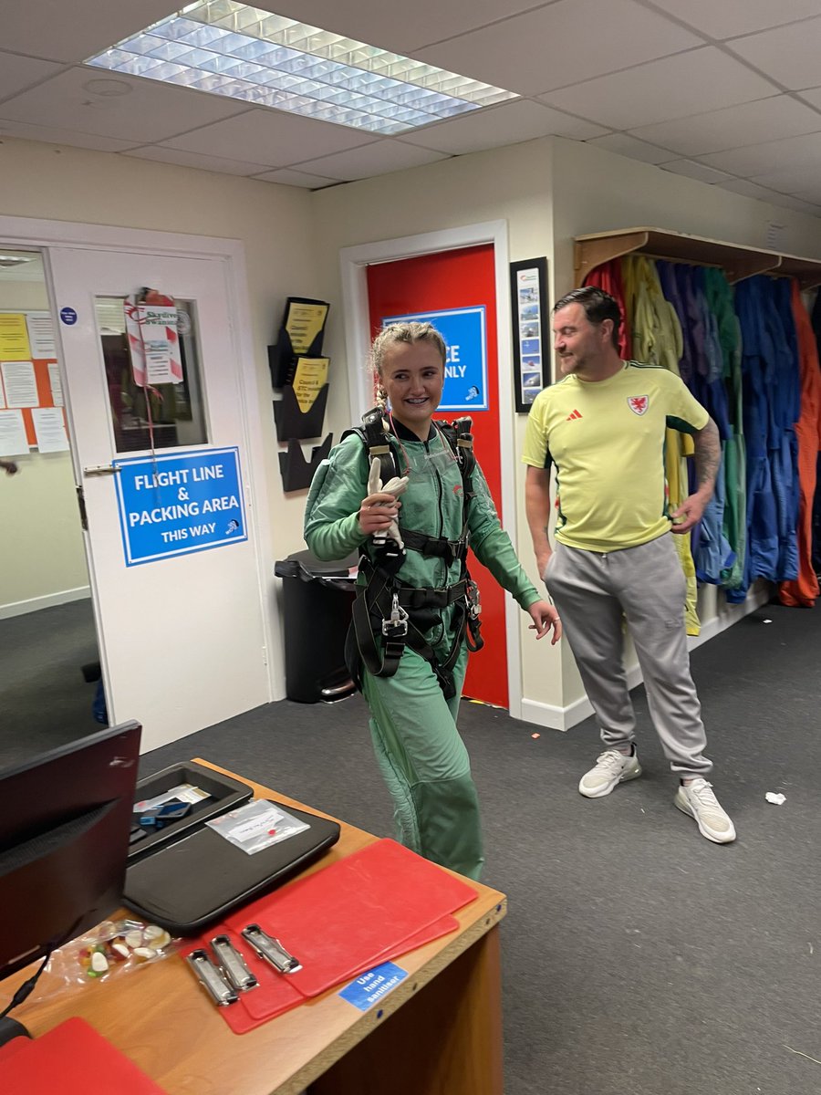 KateLine6's tweet image. What an amazing, unforgettable experience for @LoisGrace19 15000ft skydive 🪂 @GoSkydiveUK today! She smashed it! X