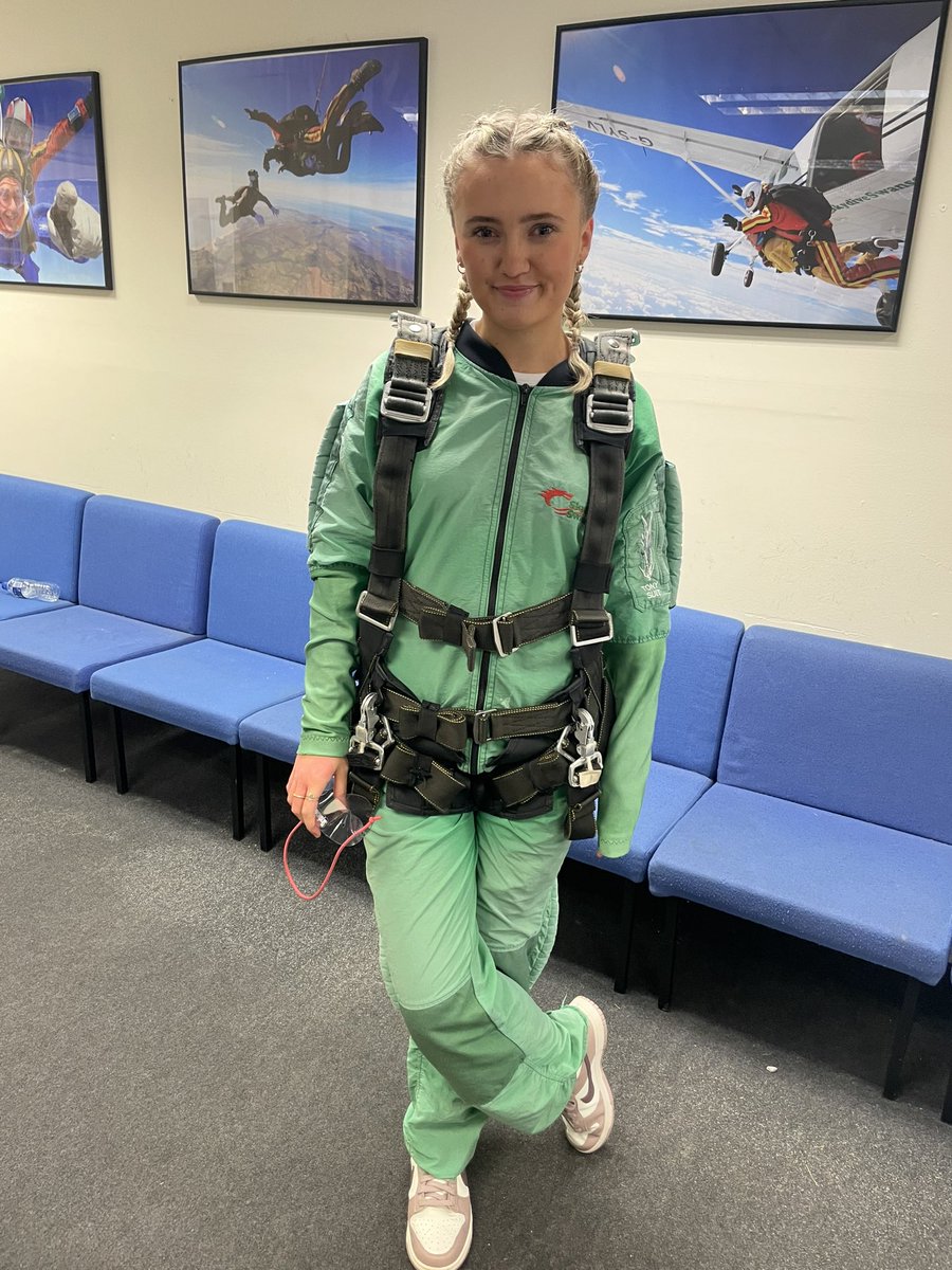 KateLine6's tweet image. What an amazing, unforgettable experience for @LoisGrace19 15000ft skydive 🪂 @GoSkydiveUK today! She smashed it! X