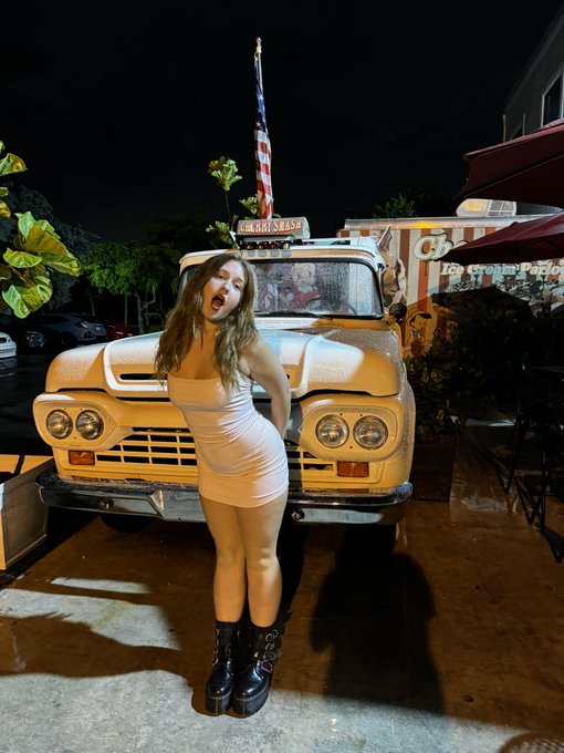 2 pic. retro ice cream date night ??? https://t.co/2RxnlZJpYM