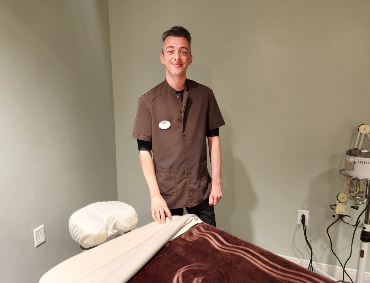 HersheyJobs's tweet photo. #MeltSpa by Hershey is the to-go day spa in #HersheyPA for a sweet escape, so what makes being part of the team (or visiting), so sweet?

👉 Meet Ron &amp; Gabby to hear about their experience working at MeltSpa: https://t.co/1bLUmQMMzp. 

#HersheyJobs #ChocolateSpa https://t.co/ApnpklNZNN