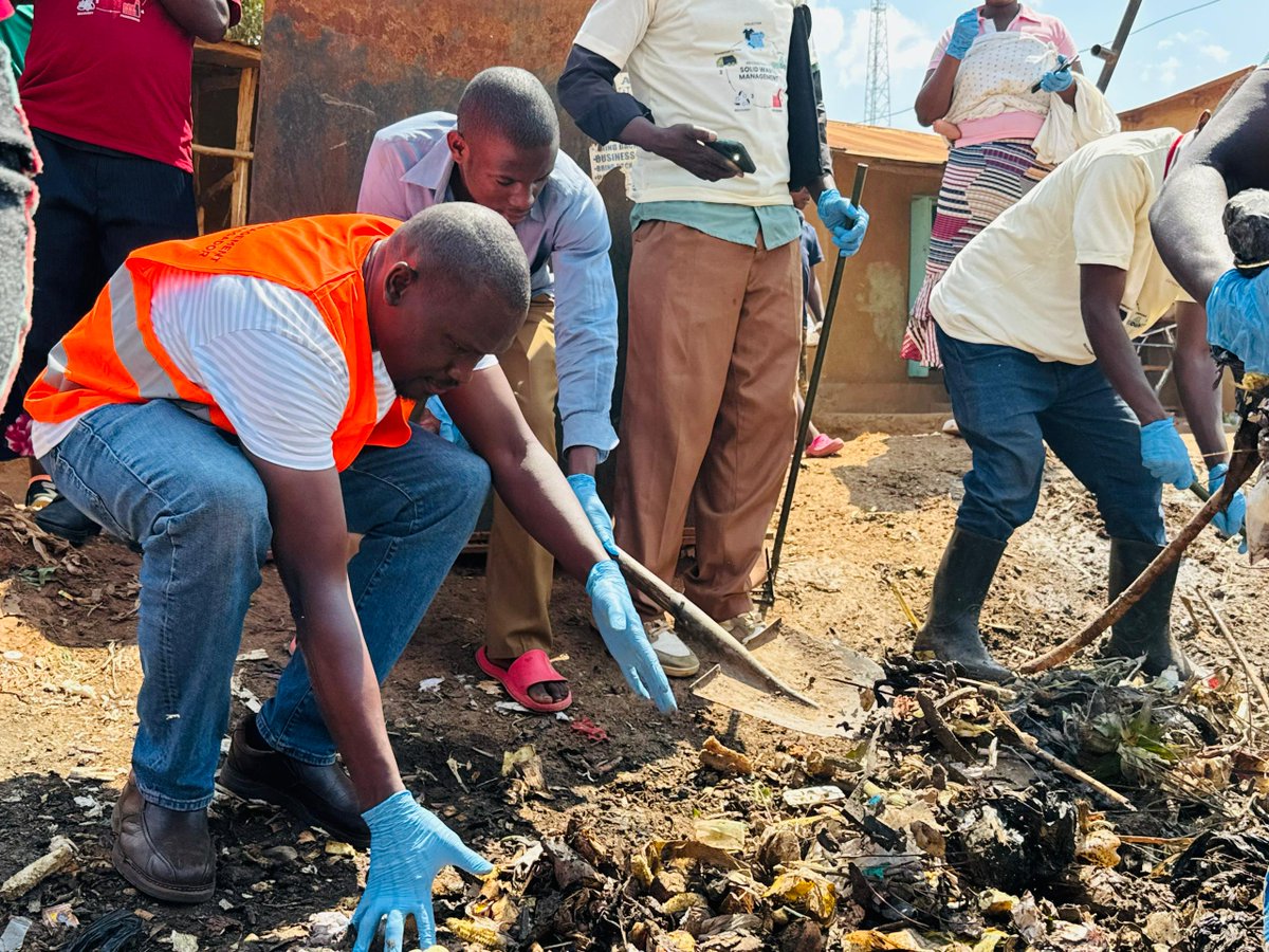KampalaSouth's tweet photo. Exciting project launch! RC &amp; RCT Clubs of Kampala South, OXFAM, UNHCR, OPM, Nsamizi, AdaptPlus bring Solid Waste Mgt &amp; Recycling to Kyaka II Refugee Settlement, Uganda. $91,998 global grant, 1-year, empowering communities! #RotaryGlobalGrant #SolidWasteManagement https://t.co/oLRevzm1pO