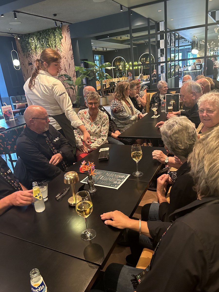 BBJVeen's tweet photo. Na ons optreden in Zuidwolde tijdens KarGaDoor in Zuidwolde gezellig met elkaar nog even natafelen bij #Waanders in Staphorst. Drie keer optreden onder wisselende weersomstandigheden was best wel heftig en levert veel gespreksstof op.
Nu zomerreces tot 5 september. https://t.co/mKOhIaKFrw