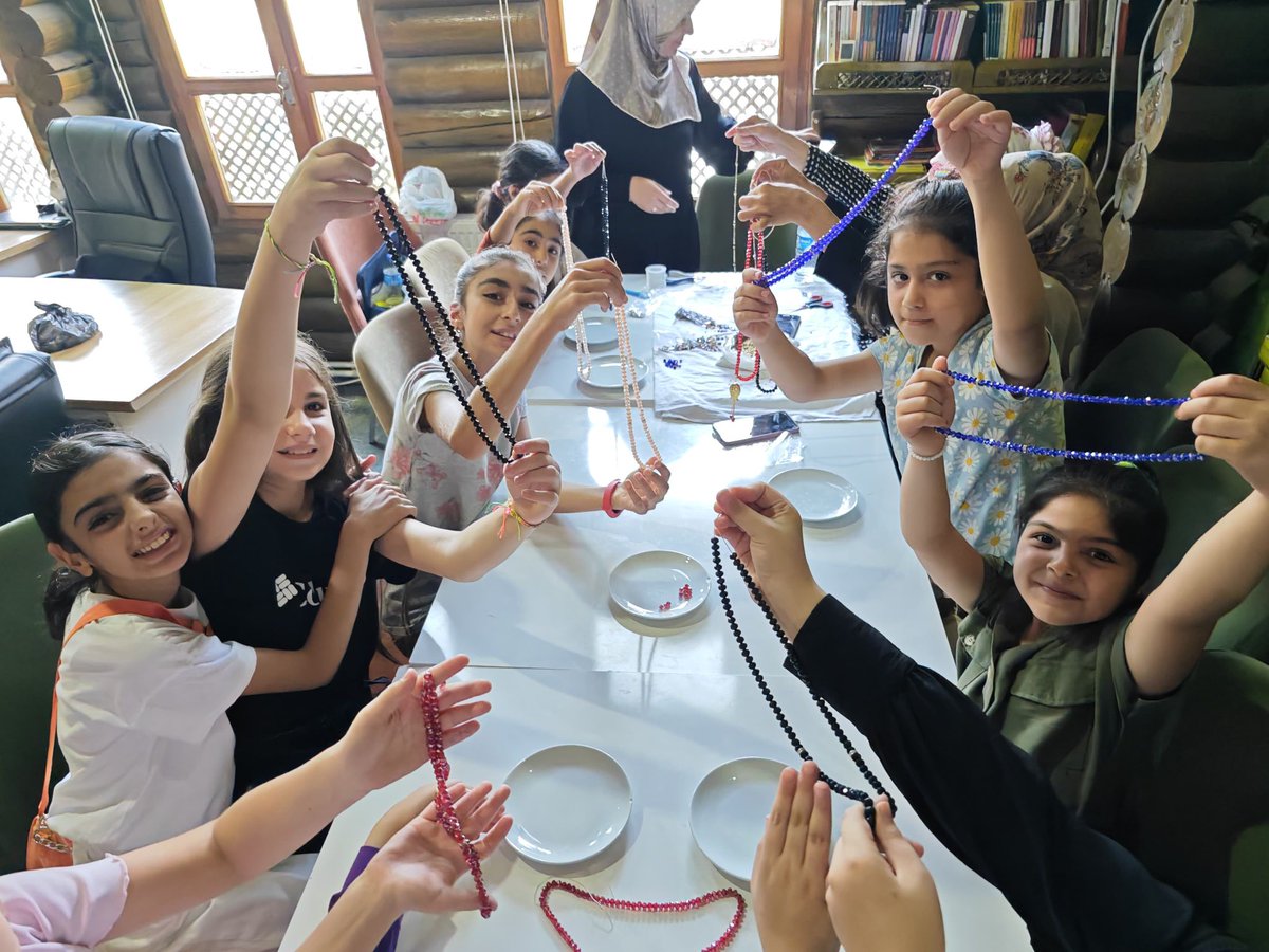 tugvadiyarbakir's tweet photo. #TÜGVAKadınVeAile Maharetli eller yine iş başında.. 🧶
Beceri geliştirme dersimizde bu hafta “tesbih atölyesi” yaptık 📿
Seni de aramızda görmek istiyoruz hünerini al gel 🫶🏻

#KadınVeAile 
#kadınveailetr 
#kadınadeğer 
#aileherşeydir 
#muhabbetinidealgel https://t.co/01jCNukaco