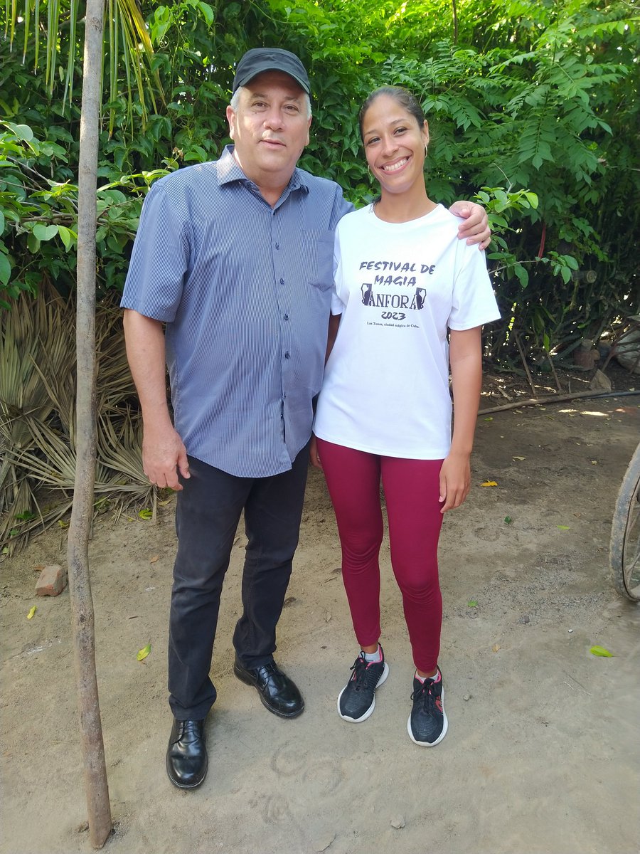 Con Leidis Rodríguez, un ejemplo de consagración entre nuestros jóvenes. Hace 5 años es profesora en la escuela profesional de arte de Las Tunas, donde se graduó de tres y, además, como promotora tiene en la comunidad de Palancón varias unidades artísticas con niños y jóvenes.