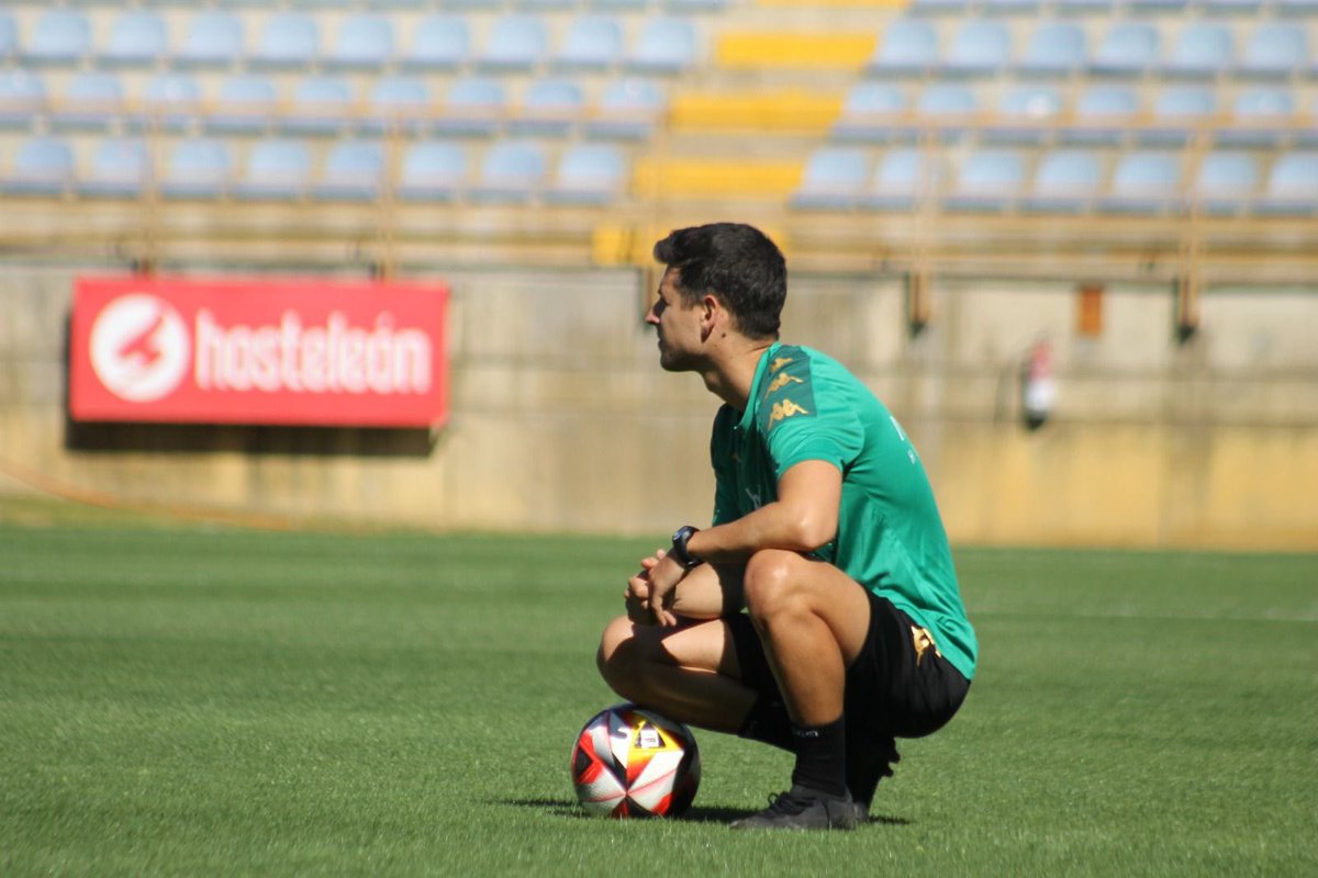 OdeiCalzn's tweet photo. Arrancamos! Trabajo e ilusión.
Ready for 24-25 ⚽️✅
 Vamos @CyDLeonesa ⚪️🔴 https://t.co/CsYOusxRM5
