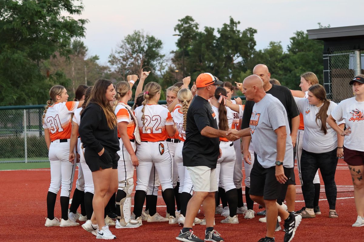 Happy Game Day!!! 
Regional Semi-Finals against Urbandale! 
🕖: 7 
📍Urbandale High School 
🎫: tickets.gobound.com/tickets/events…
We hope to see you there supporting our lady jackets! 🧡🖤
