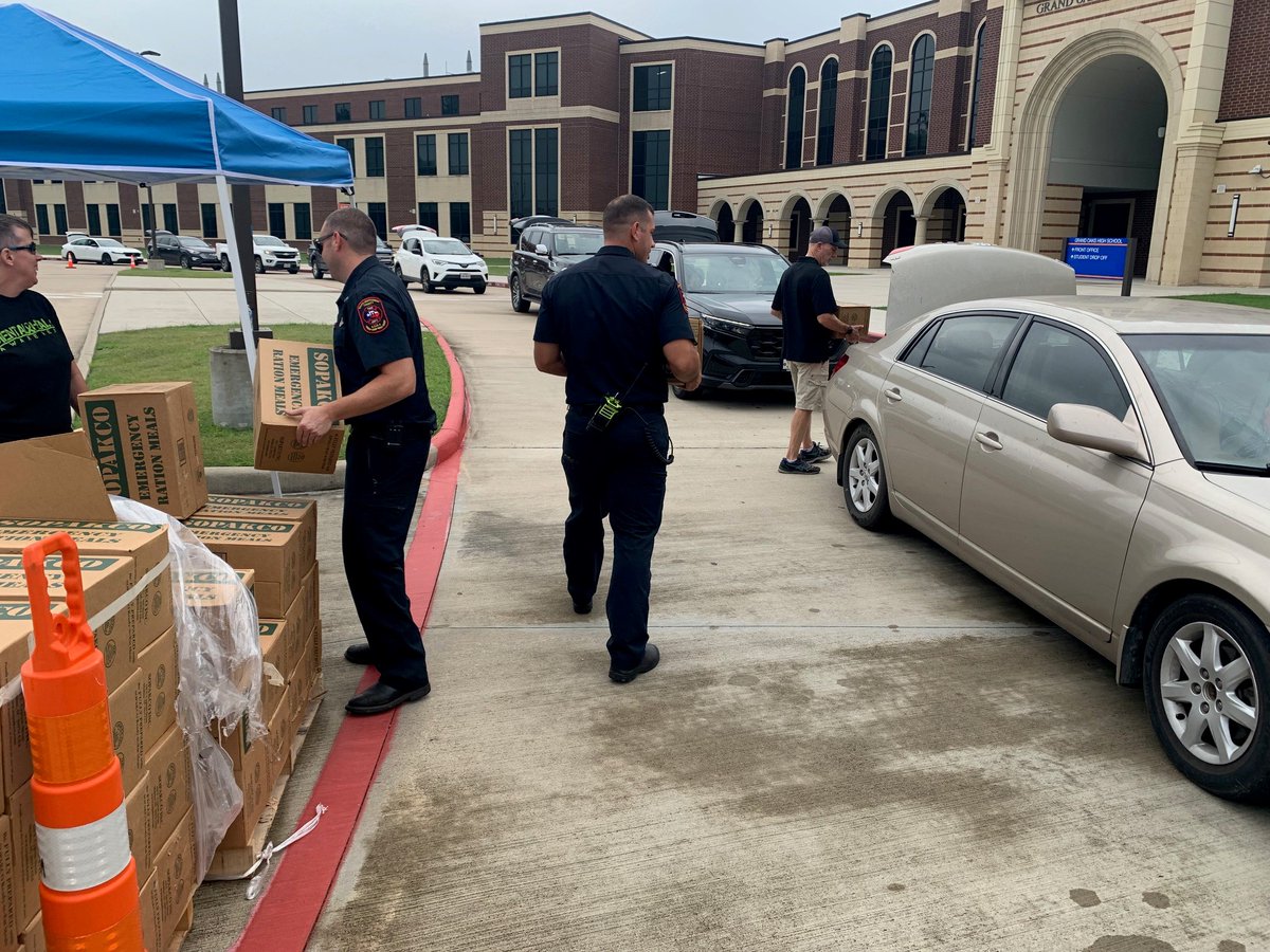 mcesd8's tweet photo. #SMCFD passing out supplies such as ice, water and MREs.
9am-2pm (while supplies last)
Grand Oaks High School
4800 Riley Fuzzel Rd. https://t.co/bRfieyk1SY