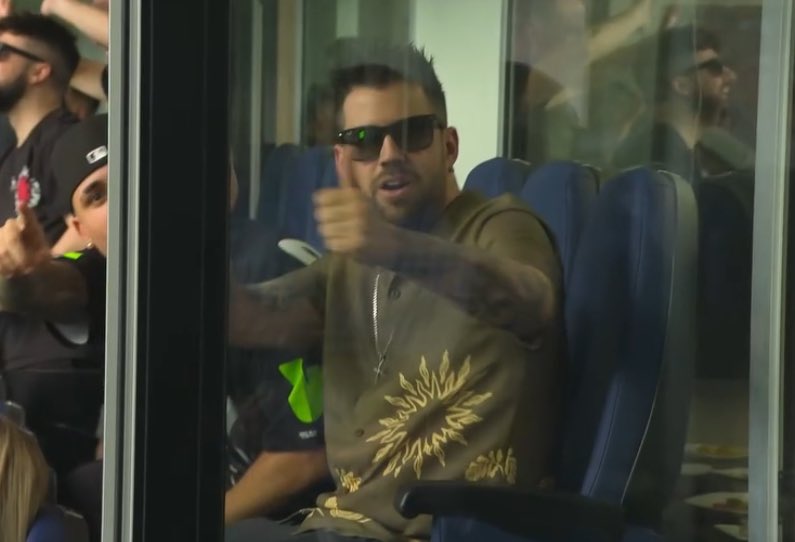 veladaviral's tweet photo. 🥊|| AURON EN LA VELADA DEL AÑO 4

Auron ya esta en el palco del Santiago Bernabéu en La Velada del Año 4.

#LaVeladaDelAnoIV 
#LaVeladaDelAño4 https://t.co/0RqFPRCuu3