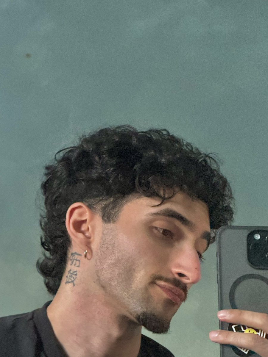 Azaz_zel's tweet image. Big nose for all your bottom asses