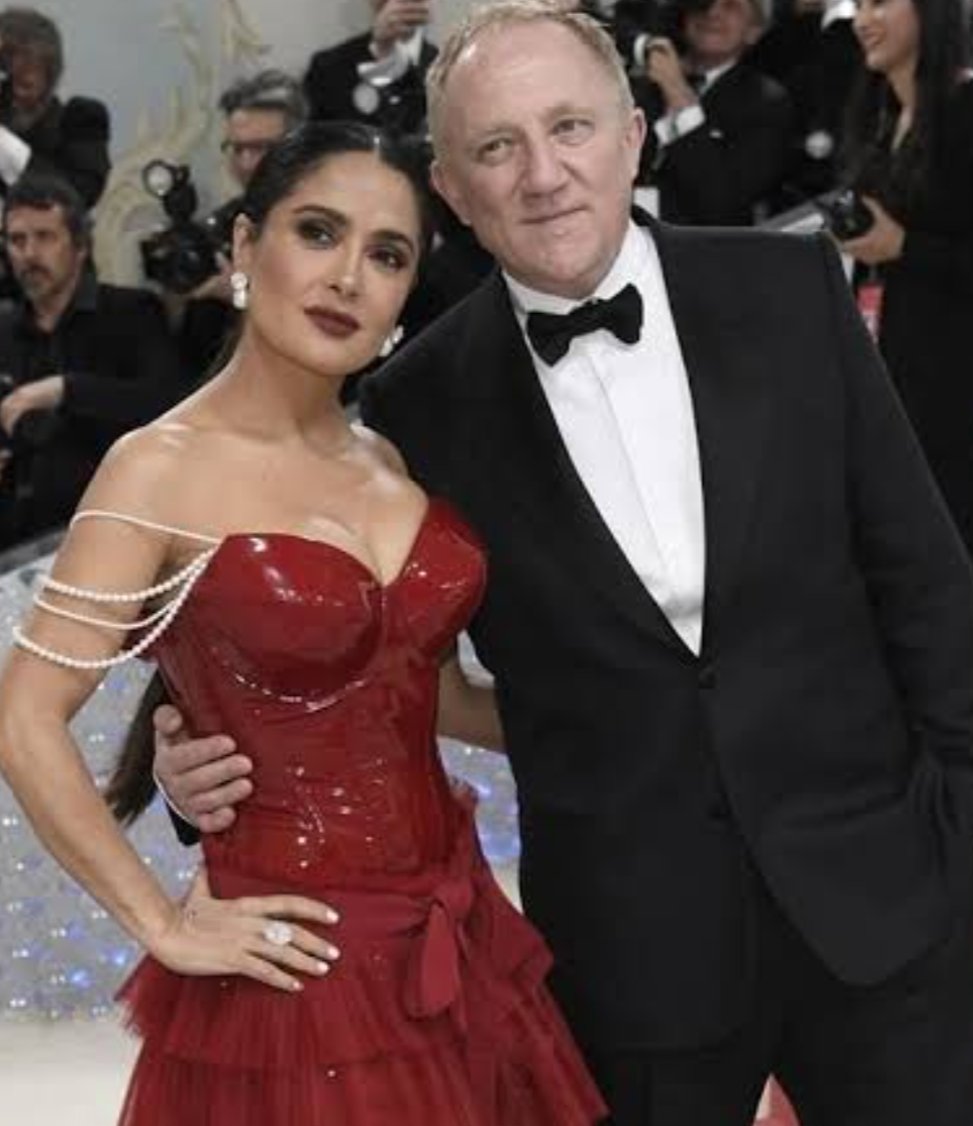 jimenez_fco015's tweet photo. #SeDice #SeComenta #SeRumora que ... El empresario francés François-Henri Pinault, esposo de la actriz mexicana @salmahayek, busca entrar como accionista del 30% del Club Deportivo Guadalajara
#FrançoisHenriPinault
#SalmaHayek
#ChivasDelGuadalajara
#EntraLasEstrellas💫 https://t.co/6ua46yrO2X