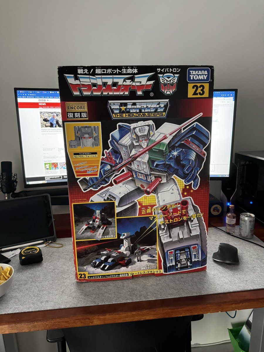 DaveInShorts's tweet photo. Having a little bit of ‘me’ time and finally getting this out of its cardboard prison! Originally bought on release, been boxed ever since #transformers #G1 #robots #encore @takaratomytoys https://t.co/6KTRogqDry