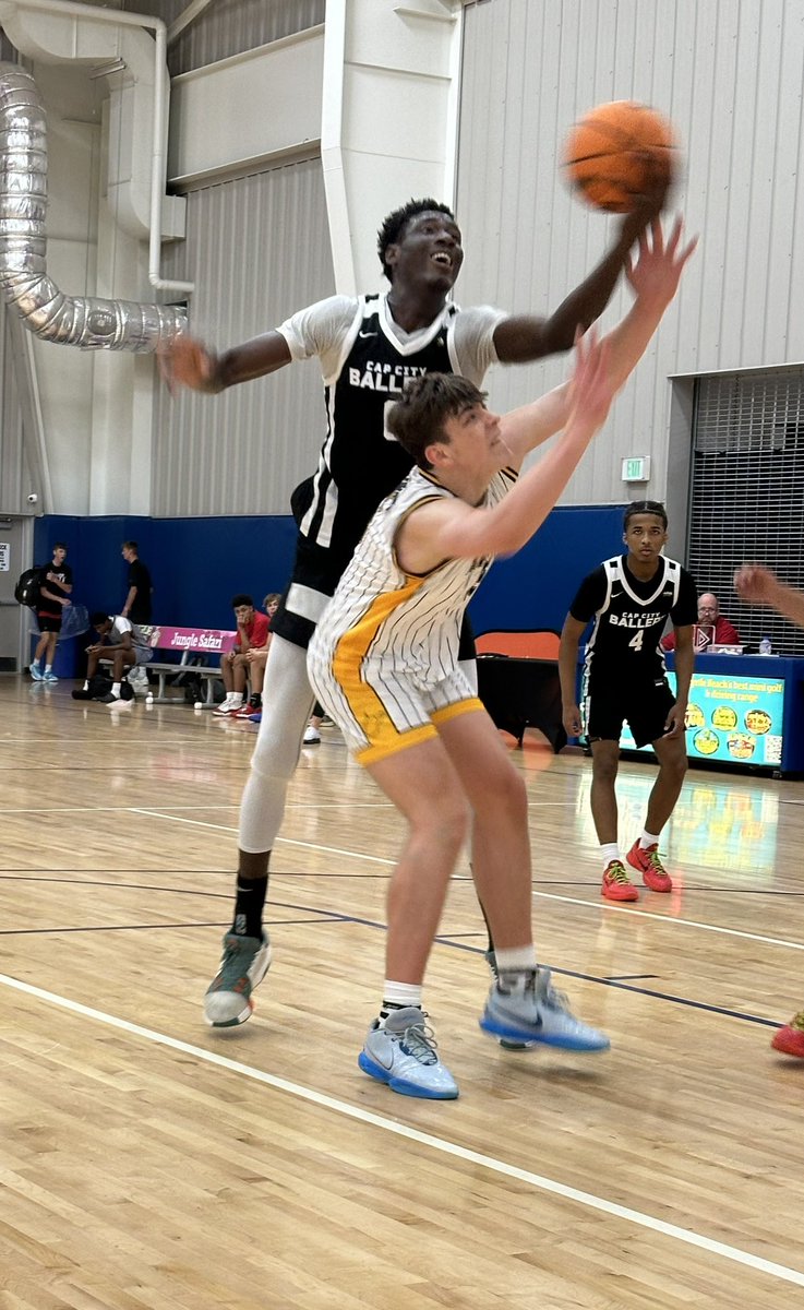 Battle of the Bigs as Cap City Ballerz 7’0 Steven Aboky &amp; WV Hustle 6’7 Ashby Chadwick are going at it. Battle Royale here at the Beach! #BIGSHOTS #MyrtleBeachLive
