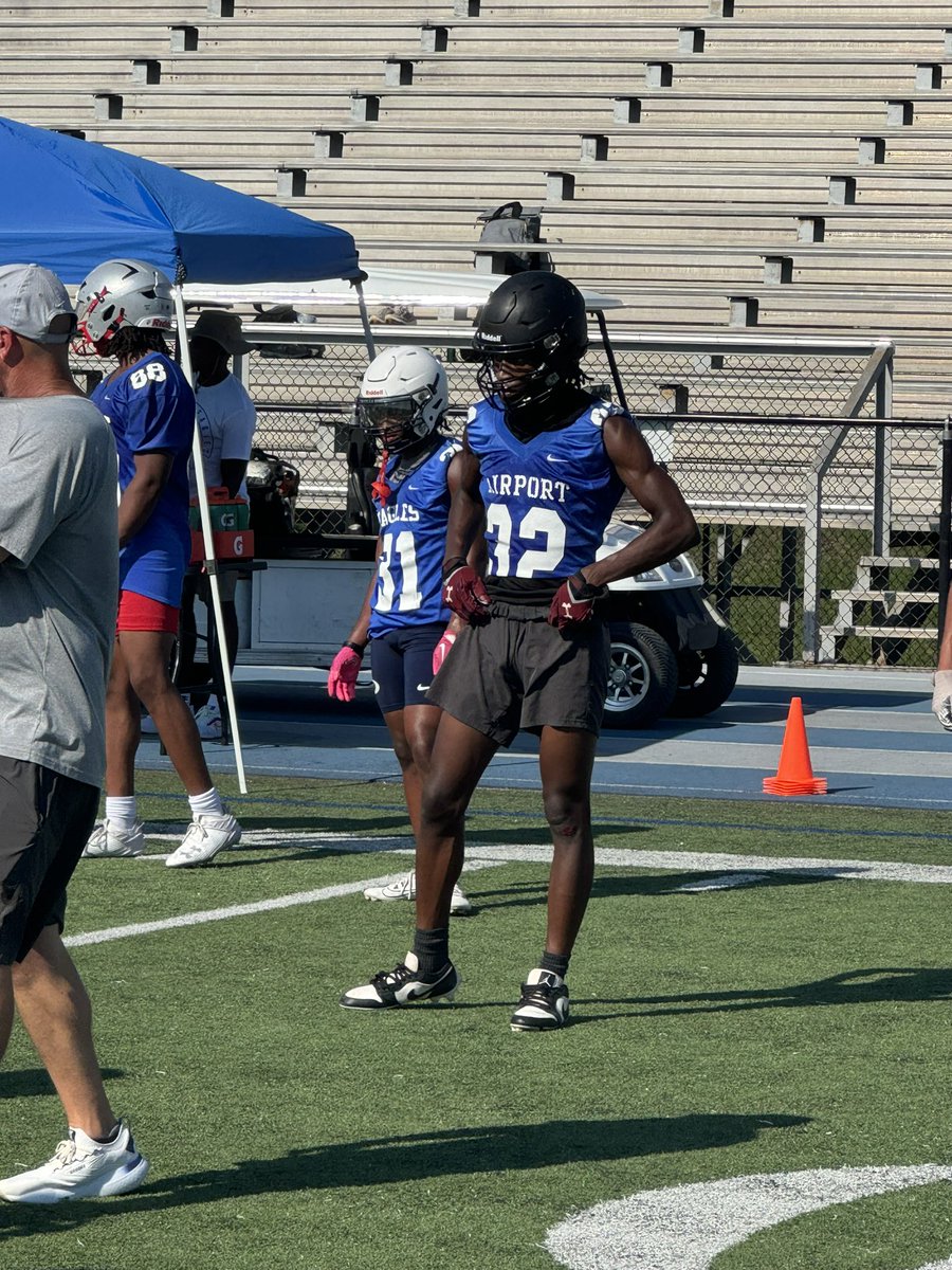 josh_brandon6's tweet photo. Had a great day today at Airport High School for the Shrine-Bowl representing UCHS ! Thanks to Reggie Kennedy once again for this opportunity 🙏🏽‼️ #representUCHS #grind #blessed @CoachQIsom https://t.co/8QacjIMIo6