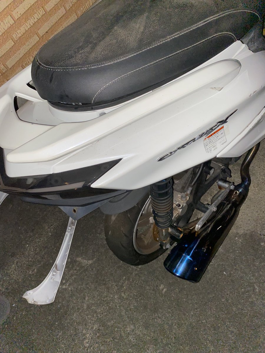 kaeru0301's tweet photo. 神奈川からシグナス4型売ります！
現状タイヤパンクの為不動です！
廃車済みです！
走行距離26000キロ
ウィンカーシーケンシャル
マフラー社外
定期的にエンジンはかけてます
引き取り来れる方限定でお願いします！
#シグナス
#シグナス売ります
#アドレス
#アドレス売ります
#車売ります https://t.co/ilV9pC8dgA