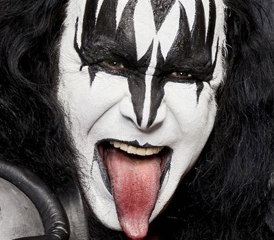 Agustin cada vez q le lanza una hostia carrera #LaVeladaDelAñoIV