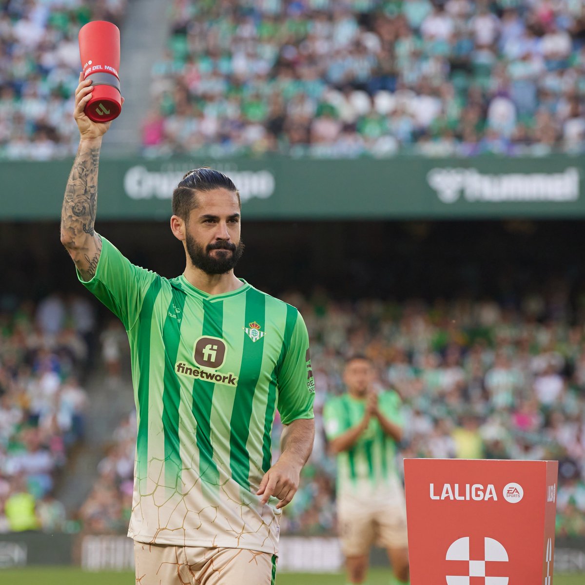 É possível ressuscitar por meio do futebol?

Cerca de um ano atrás, o Betis anunciava, de maneira curiosa, a contratação de Isco. No anúncio, o meia aparecia deitado, "morto", sendo ressuscitado.

O curioso é que, desde a "ressurreição", Isco realmente renasceu no futebol: 🧶⬇️